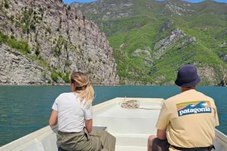 1 Hour Tour in Komani Lake