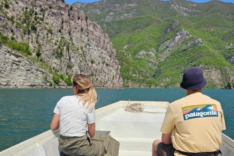 1 Hour Tour in Komani Lake